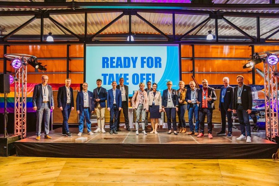 Ready for take off: v.l. Kreisdirektor Dr. Ulrich Conradi, Dr. Stefan Döring, Dr. Thomas Wassong (Chief Digital Officer, Kreis Paderborn), Lutz Renneke, Jugend- und Auszubildendenvertretung, Dezernent Ingo Tiemann, Dezernent Dr. André Brandt, Carolin Wahl-Knoop (Schwerbehindertenvertretung, Kreis Paderborn), Dezernent Martin Hübner, Elisabeth Voigtländer (Strategisches Personalmanagement, Kreis Paderborn), Dezernentin Annette Mühlenhoff, Christiane Sander-Hiegemann (Personalentwicklungsbeauftragte), Landrat Christoph Rüther, Max Thinius, Franz Kürpick (Personalratsvorsitzender), Moderator Tim Neubauer Foto: Lina Loos für den Kreis Paderborn Ready for take off: v.l. Kreisdirektor Dr. Ulrich Conradi, Dr. Stefan Döring, Dr. Thomas Wassong (Chief Digital Officer, Kreis Paderborn), Lutz Renneke, Jugend- und Auszubildendenvertretung, Dezernent Ingo Tiemann, Dezernent Dr. André Brandt, Carolin Wahl-Knoop (Schwerbehindertenvertretung, Kreis Paderborn), Dezernent Martin Hübner,  (Strategisches Personalmanagement, Kreis Paderborn), Dezernentin Annette Mühlenhoff, Christiane Sander-Hiegemann (Personalentwicklungsbeauftragte), Landrat Christoph Rüther, Max Thinius, Franz Kürpick (Personalratsvorsitzender), Moderator Tim Neubauer Foto: Lina Loos für den Kreis Paderborn